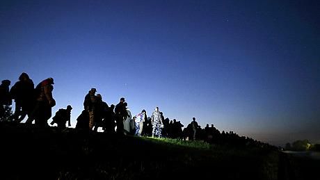 Прошедших контроль направляют в лагеря временного размещения в районе городов Грац и Клагенфурт.