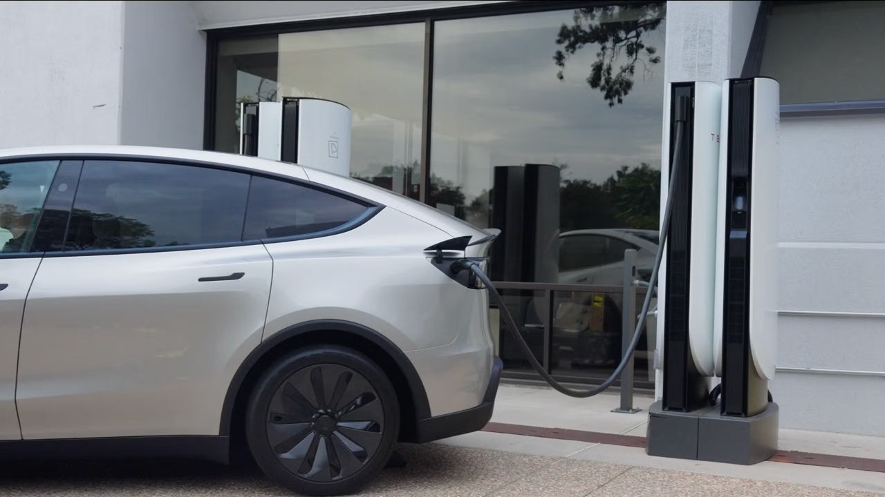 Tesla научила электромобили отсоединяться от зарядки в случае опасности.