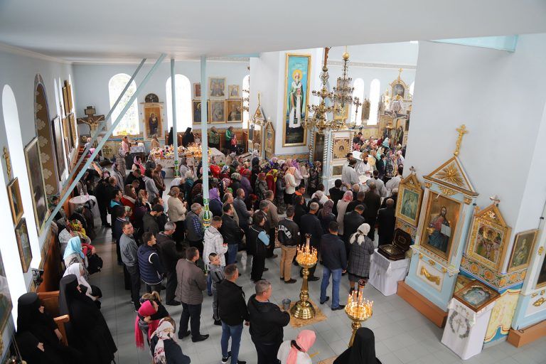 Во время церковной службы были нарушены важные меры безопасности.