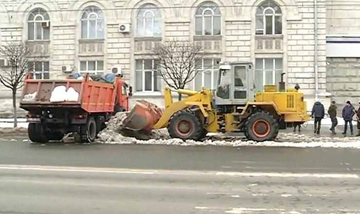 Grămezile de zăpadă de pe străzile Capitalei, evacuate