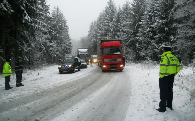 Ninsoarea din seara zilei de ieri a creat dificultăți în trafic.