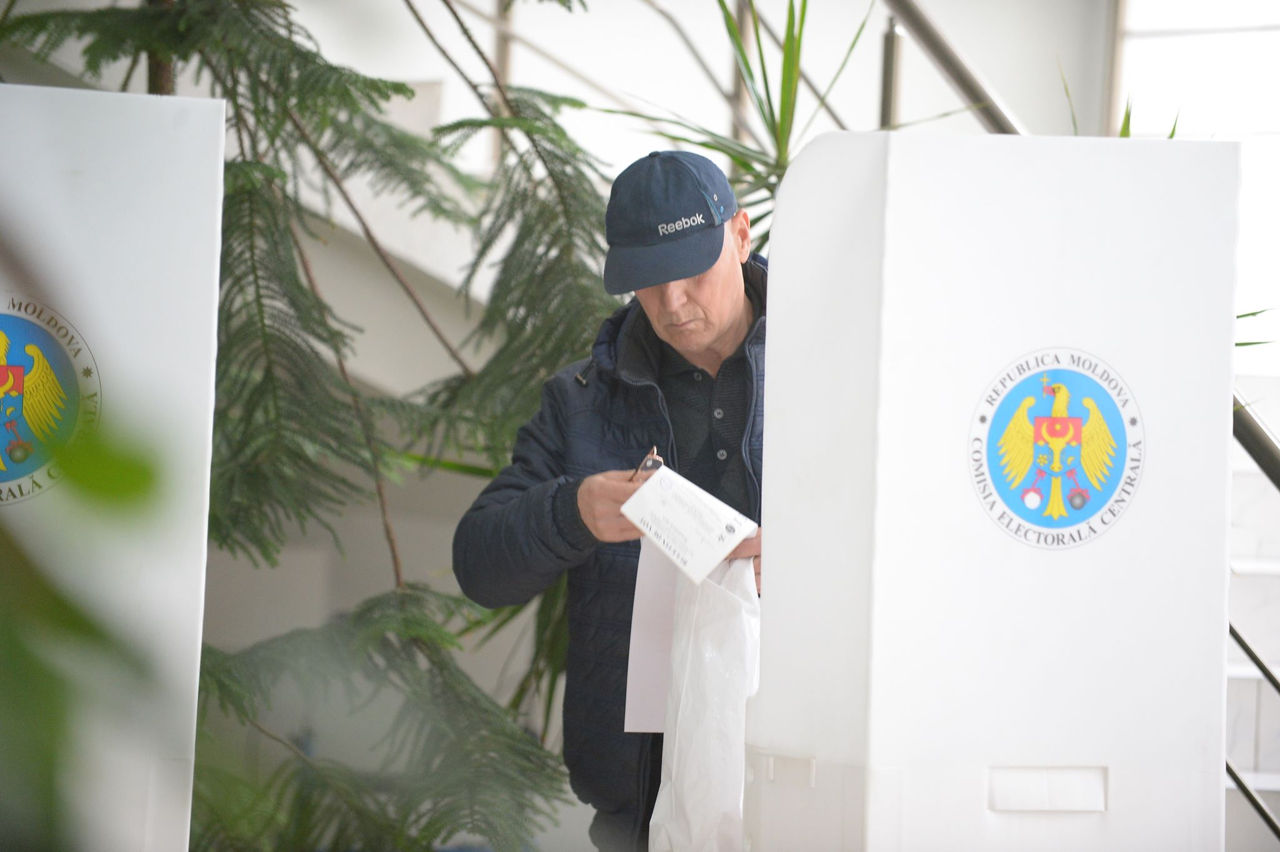 Zeci de încălcări, înregistrate de CEC: Fotografierea buletinelor de vot, luare de mită și transportare organizată.