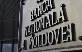 Banca Națională a Moldovei atenționează că leul s-ar putea devaloriza și mai mult, ceea ce ar putea crea condiții pentru scumpirea tarifelor la serviciile reglementate de stat în 2015 şi a produselor, anunță Politik.md.