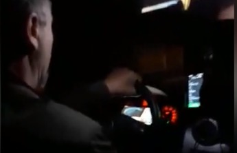 В Кишиневе водитель такси смотрел фильм во время поездки.