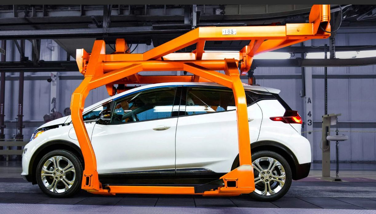 General Motors отзовет 73 тысячи электромобилей из-за риска возгорания.