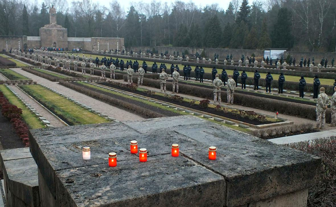 Латвия готовит массовый демонтаж военных мемориалов перед Днем Победы.