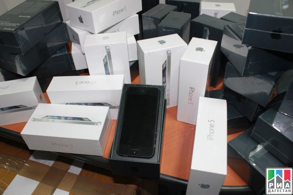 Предприниматель намеревался ввести в страну эти 26 мобильных телефонов CDMA. Фото: riadagestan.ru