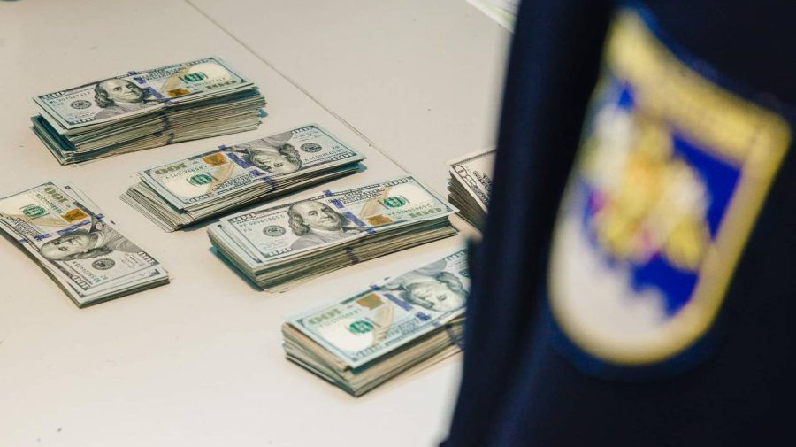 В аэропорту Кишинева у пассажирки рейса в Анталию нашли почти $40 тысяч.