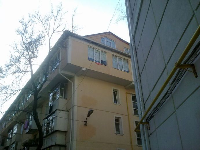 В число выявленных пожарными нарушений входят электропроводка в прихожих, протянутая без защитных труб, и другие факты.