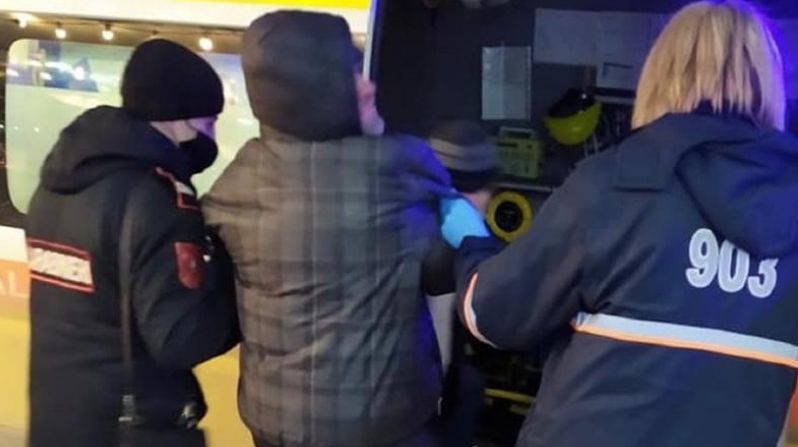 В Бельцах карабинеры помогли мужчине, который мог замерзнуть на скамейке.