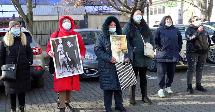Каждое судебное заседание по двойному убийству в Хилиуцах сопровождается протестами.