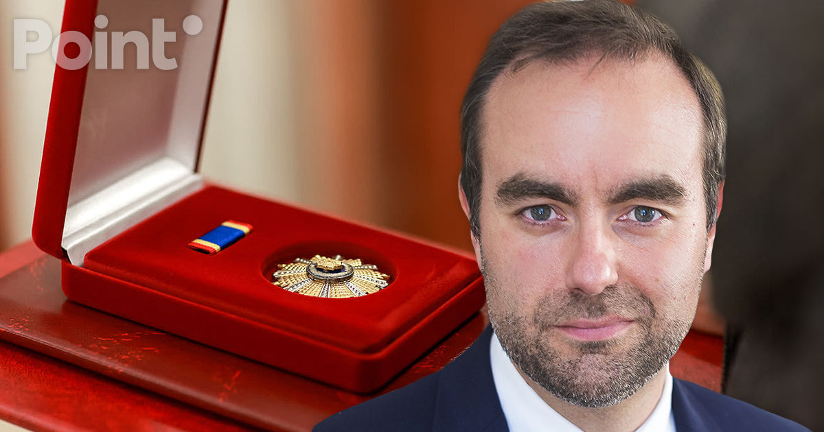 Санду вручила министру обороны Франции Орден почета.