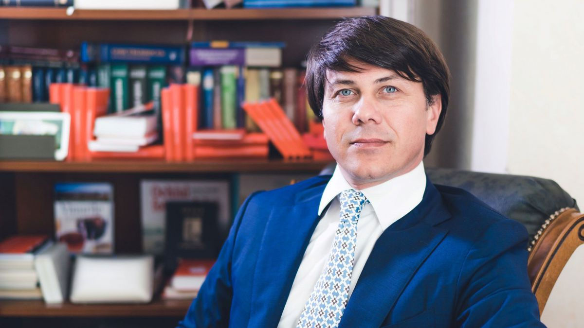 Студент МолдГУ пытался дать взятку экс-министру юстиции Олегу Ефриму.