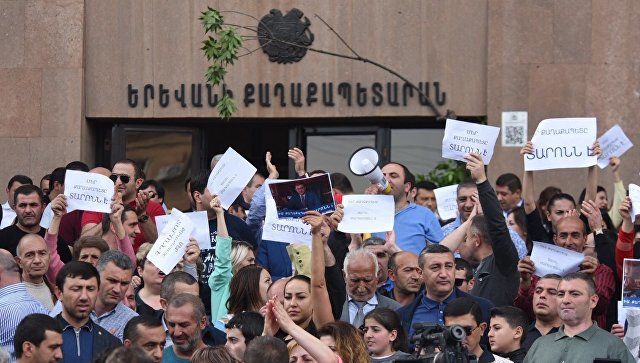 Протестующие у здания мэрии Еревана разошлись после призыва Пашиняна.