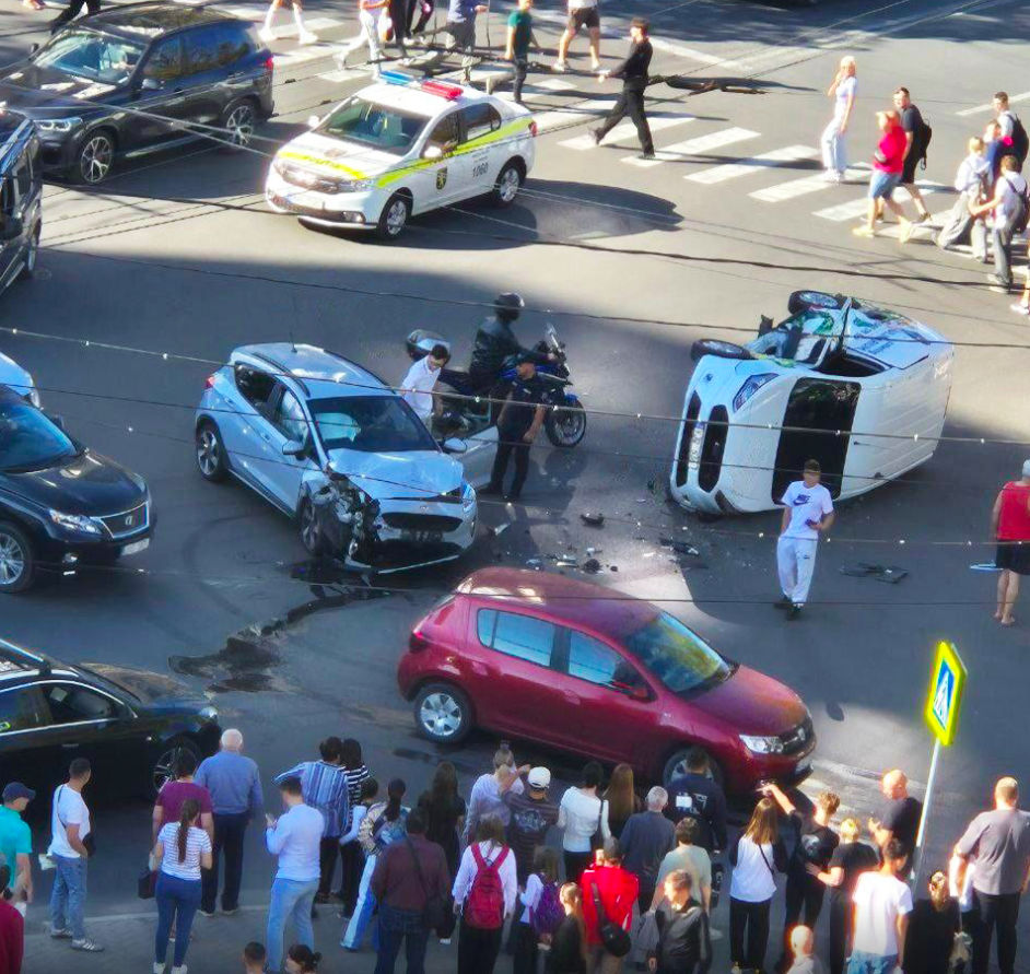 Accident în Capitală: Un automobil s-a răsturnat.
