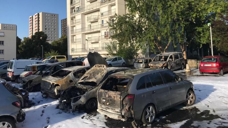 Peste 1.000 de mașini incendiate în Franța de Anul Nou. 