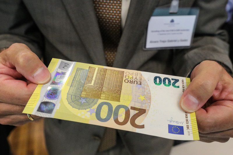 В ЕС представили новые купюры 100 и 200 евро.