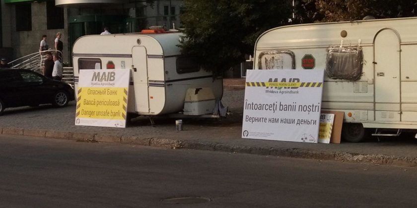 Пострадавшие в результате кражи в MAIB не намерены прекращать протесты.
