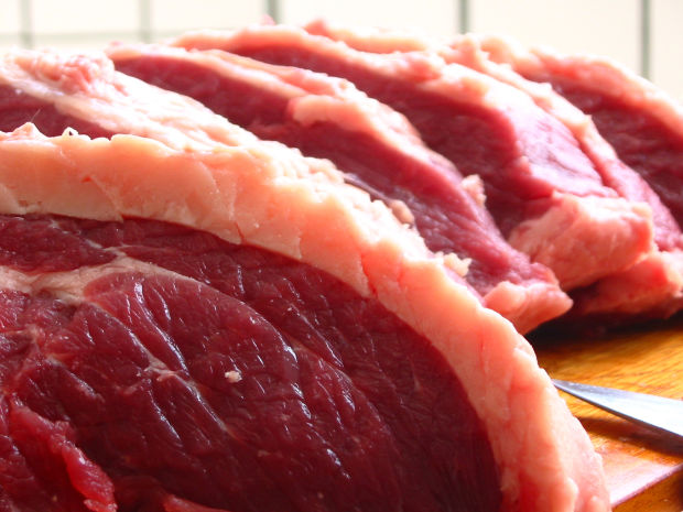 Carnea de porc a fost ţinută în congelatoare timp de şase ani. Foto: bzi.ro