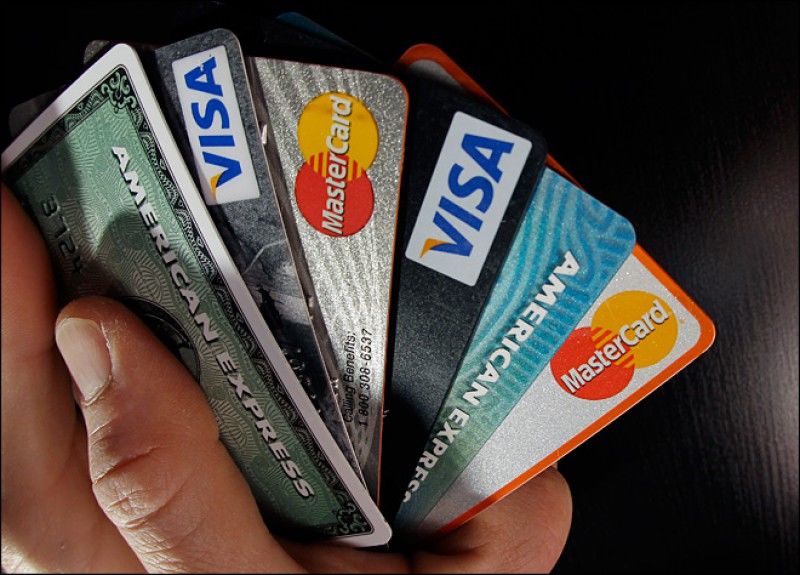 Angajatorii din orașe ar putea fi obligați să achite salariile doar prin intermediul cardurilor bancare. Foto: agora.md
