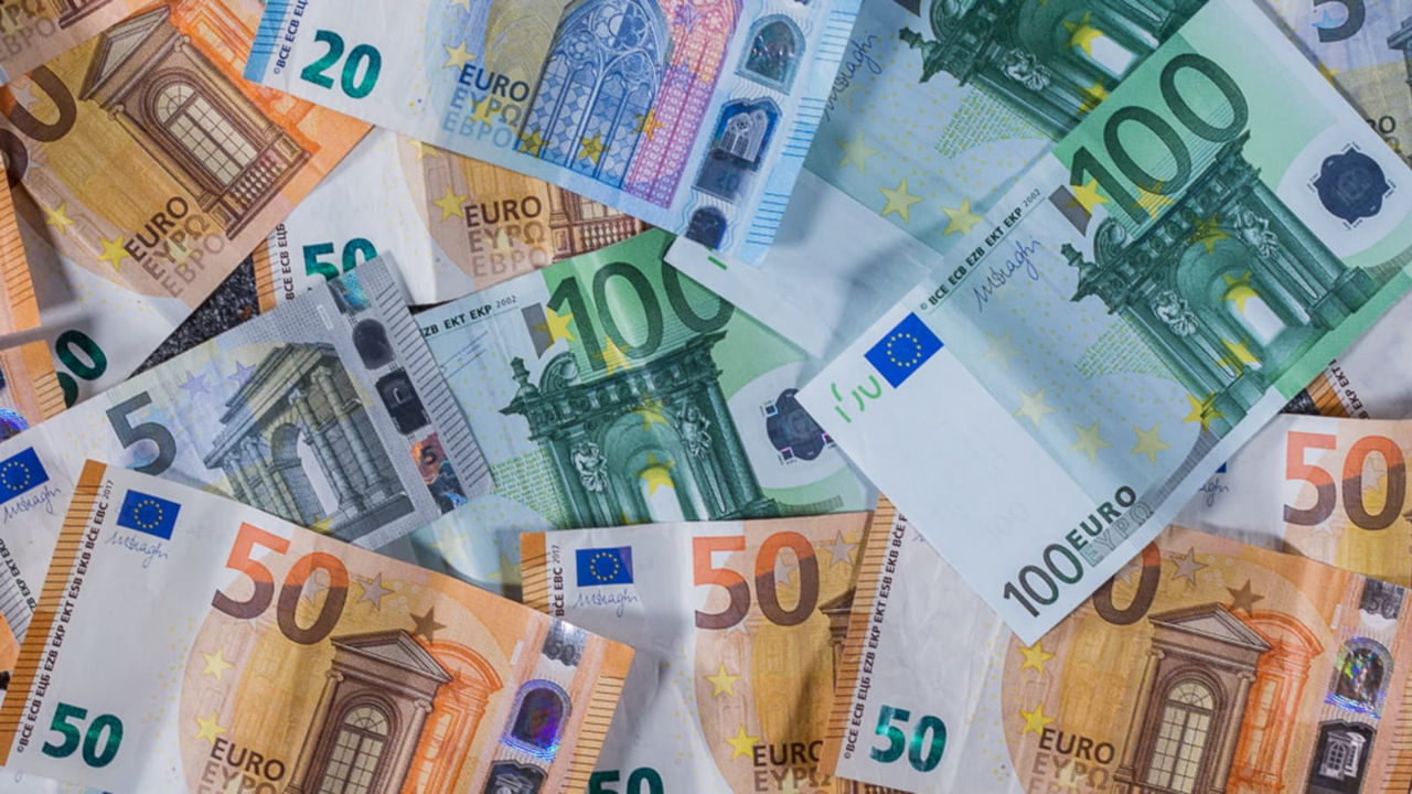Vânzările de valută în Moldova au crescut: Euro domină piața.