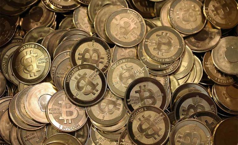 По данным CoinMarketCap на 12.47 мск, самая популярная в мире криптовалюта дешевела на 10,74% — до 7,98 тысячи долларов.