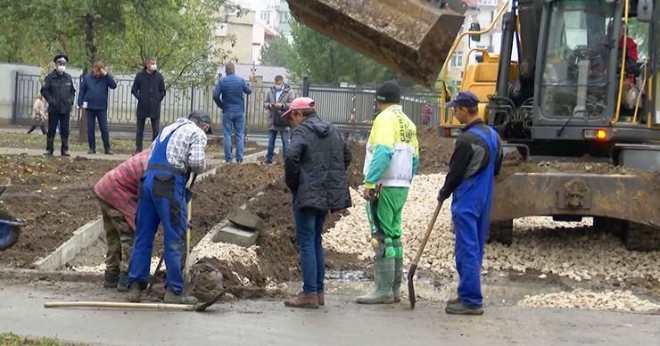 Жильцов домов на Рышкановке возмутило строительство дороги в их дворе.