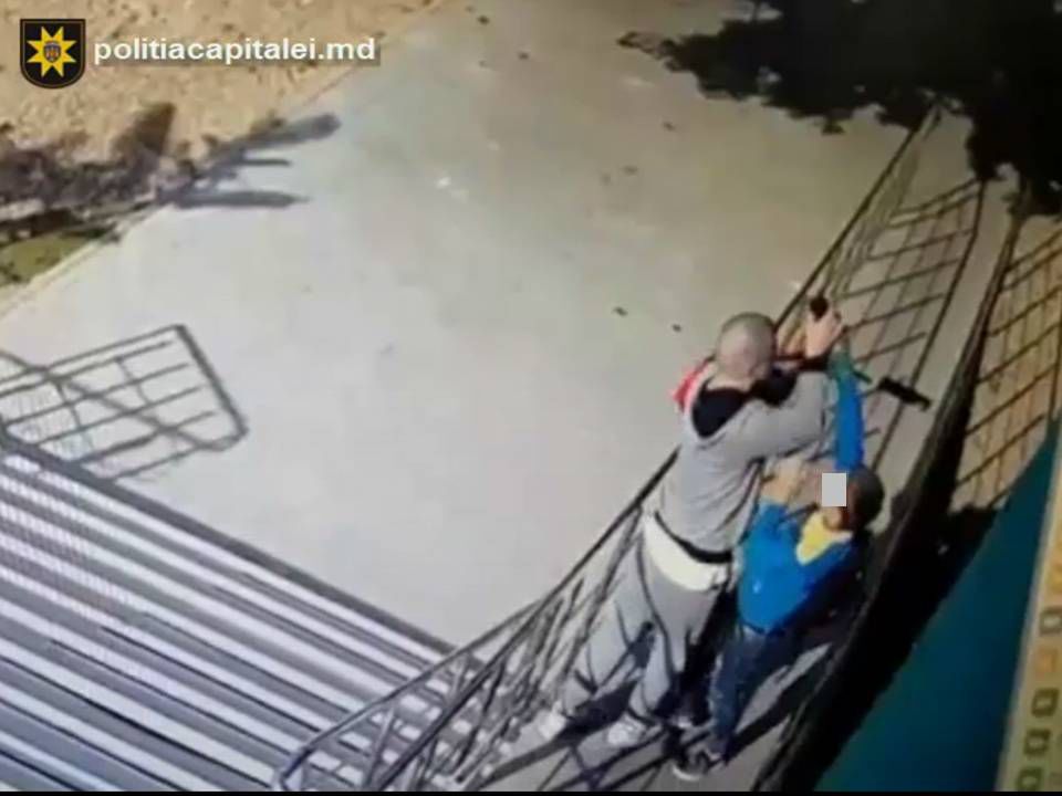 На Чеканах житель столицы силой отобрал у ребенка кошелек.