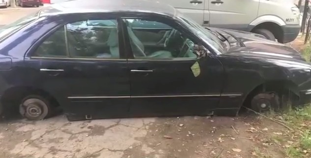 Un şofer s-a pomenit cu Mercedes-ul fără roți în sectorul Botanica. Foto: canal3.md