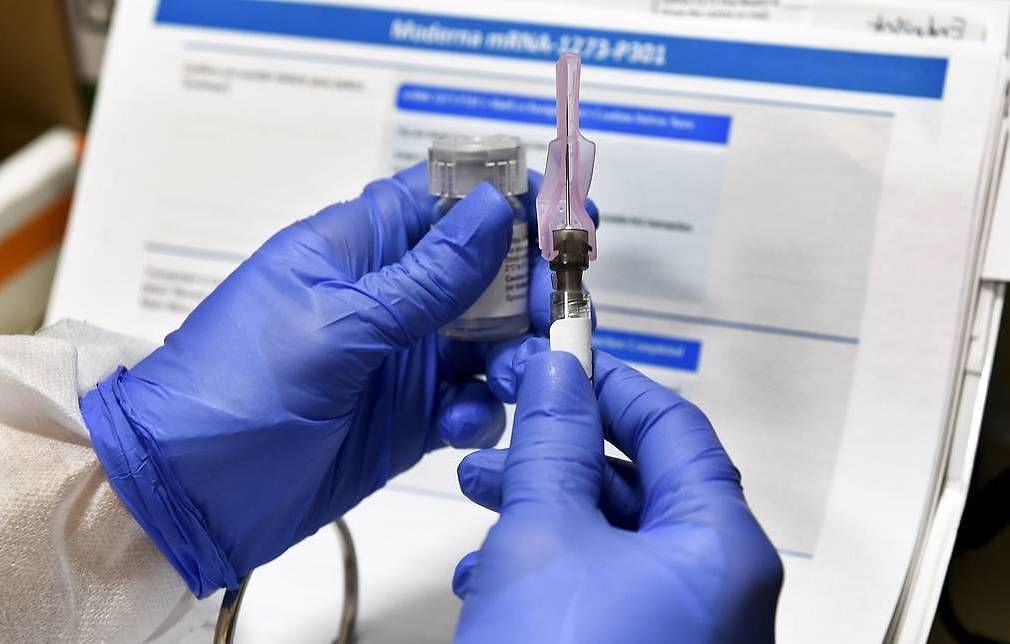 В США изучают случаи аллергии на антикоронавирусную вакцину Pfizer и BioNTech.