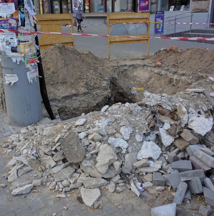 „Au uitat ceva sa mai tragă!” Abia reparat, trotuarul a fost spart din nou. Foto; unimedia