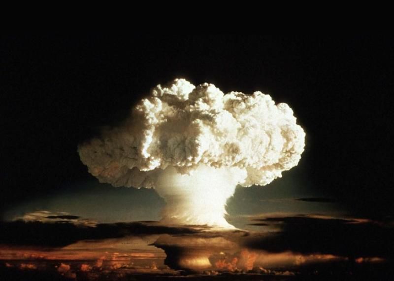 Omenirea este la o picătură de sânge distanță de un război nuclear.