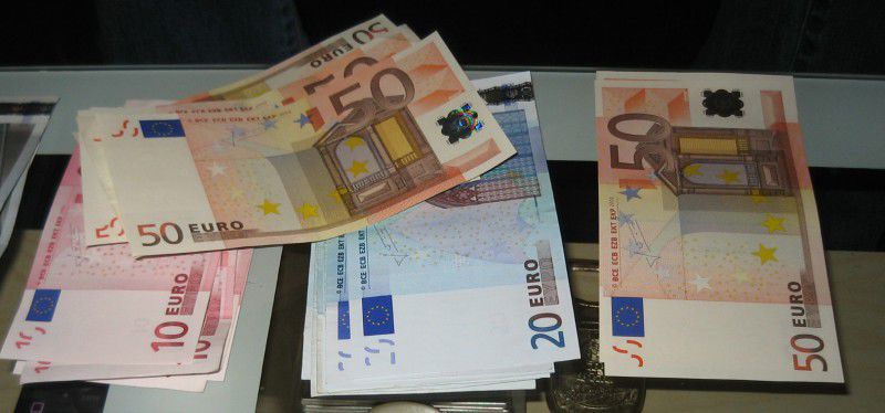 Leul moldovenesc se depreciază față de euro și câștigă ușor teren în raport cu dolarul american. Foto: agora.md