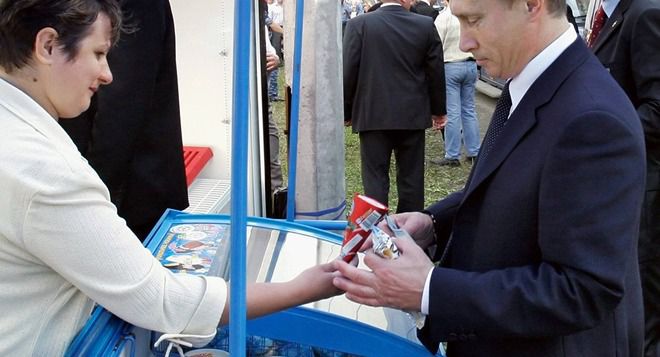 Vladimir Putin, ia oferit omologului sau chinezi, Xi Jinping, o cutie cu inghetata ruseasca.