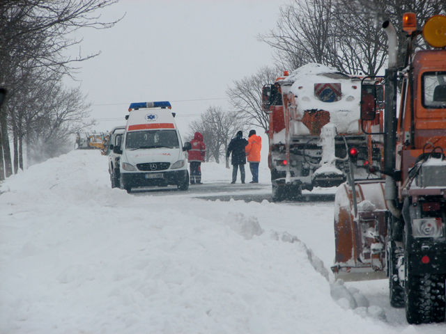 Găsită moartă chiar de către soţul ei, sub gardul unui vecin. Foto simbol: ziare.com