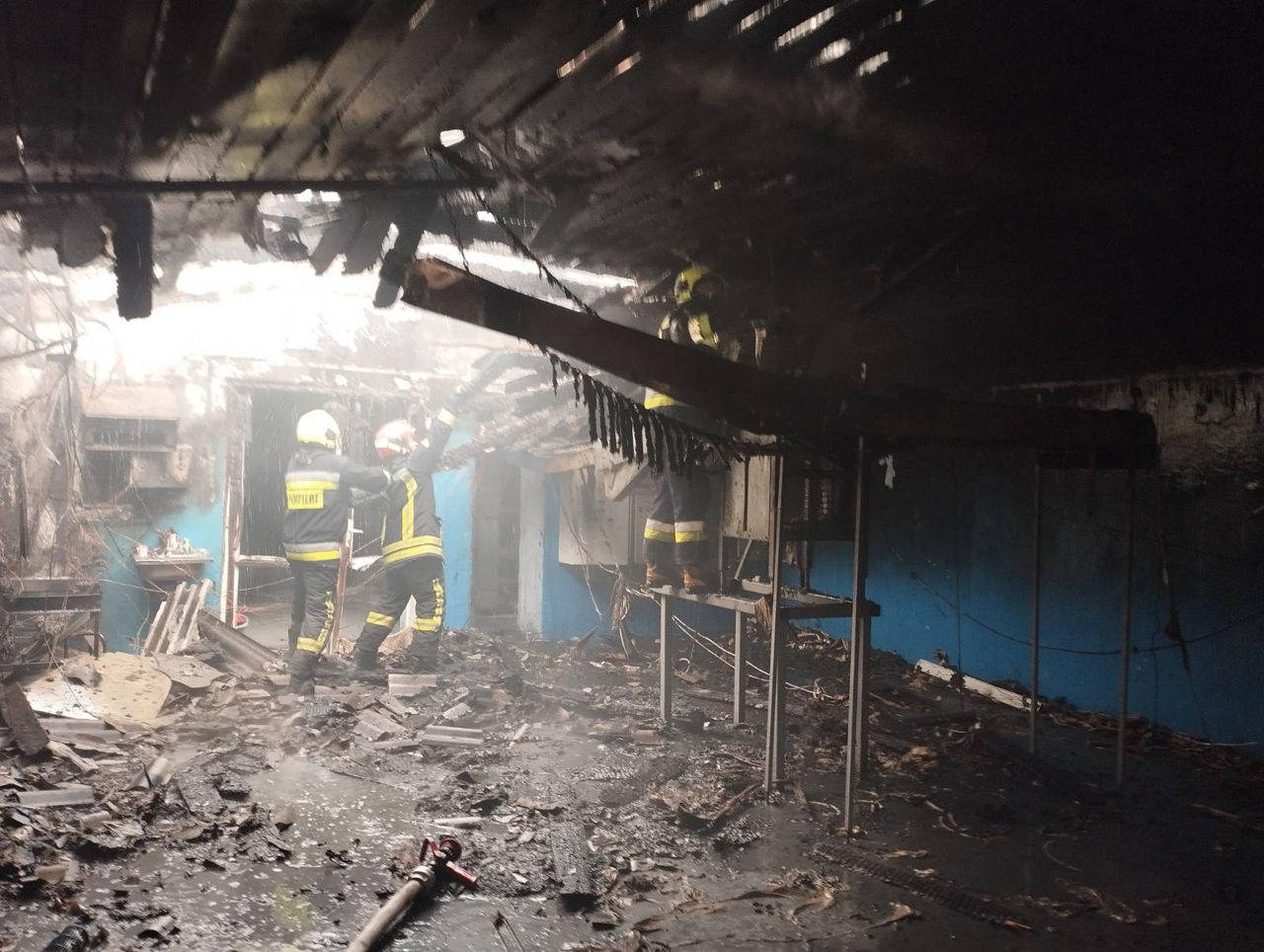 Incendiu la o fabrică de păsări din Edineț. Pompierii au salvat 36.000 de găini.