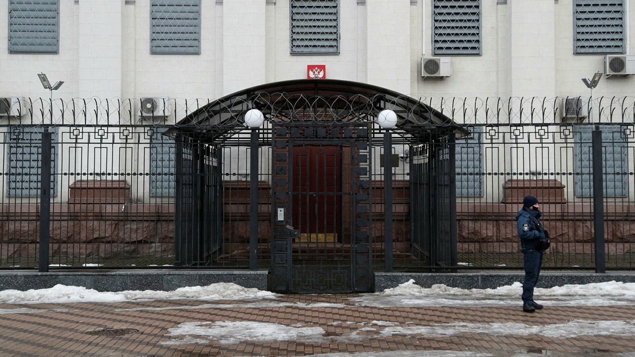 Россия эвакуирует персонал посольства с Украины в ближайшее время.