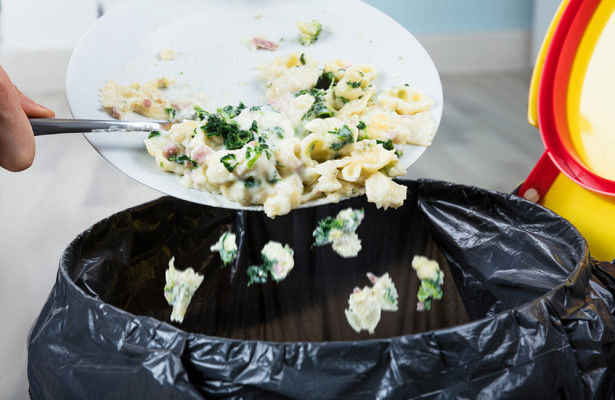 ЕС подготовит программу борьбы с расточительным потреблением продуктов питания.