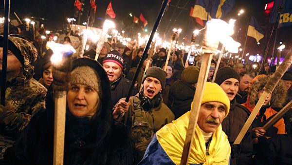 В факельным шествии в Киеве приняли участие несколько сотен человек.