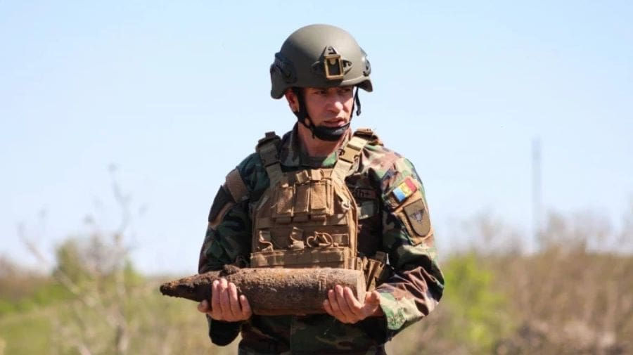 Genistii au dezamorsat un proiectil de 120 mm descoperit în satul Avrameni.