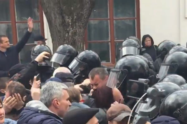 Amnesty International требует расследовать действия полицейских в ходе акции протеста в Орхее.