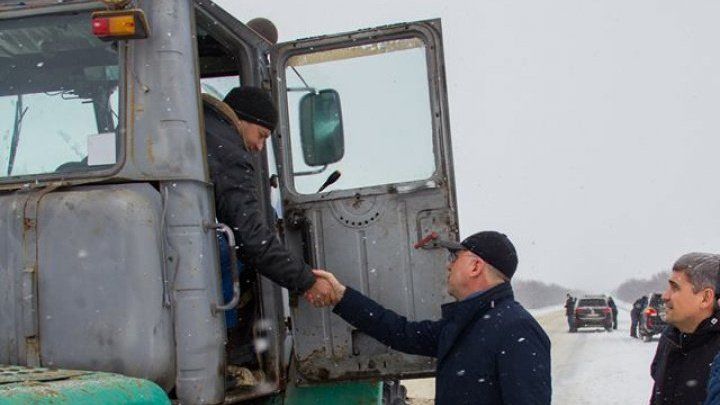 Филип лично следит за уборкой снега на дорогах страны.