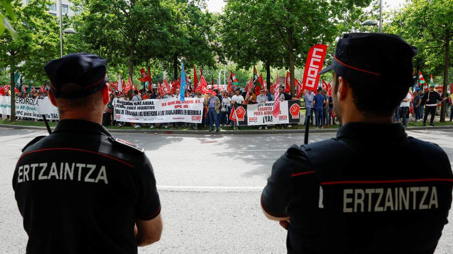 В Испании проведут более 70 протестов с требованием повысить зарплаты.