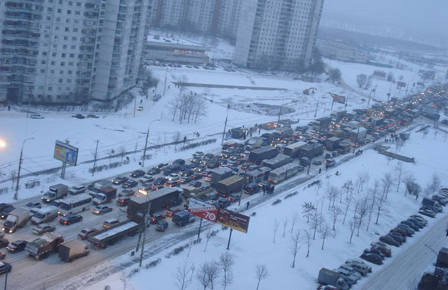 În noaptea de duminică spre luni cu polei pe drumurile ţării s-au luptat 84 de autospeciale.