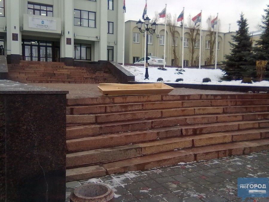 В Самаре женщина не смогла похоронить мужа и отвезла гроб к зданию правительства.