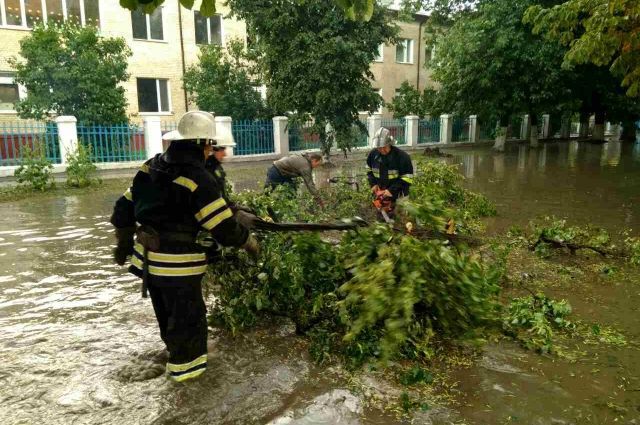 В результате усложненных погодных условий – дождь, гроза, порыв ветра – во вторник, 25 июля, обесточены 147 населенных пунктов.