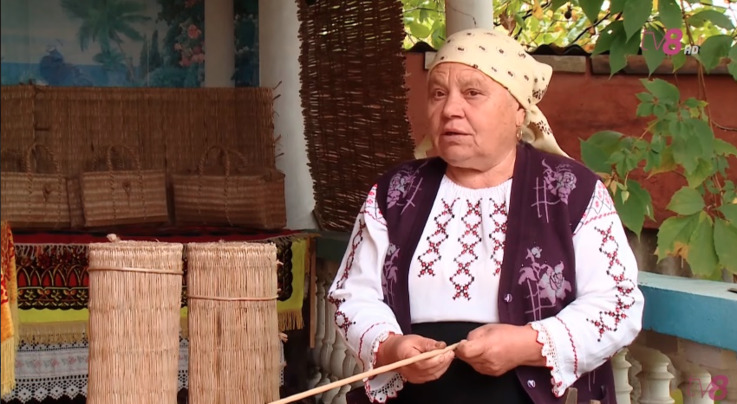 Мастерица продолжает семейную традицию, создавая изделия из рогоза