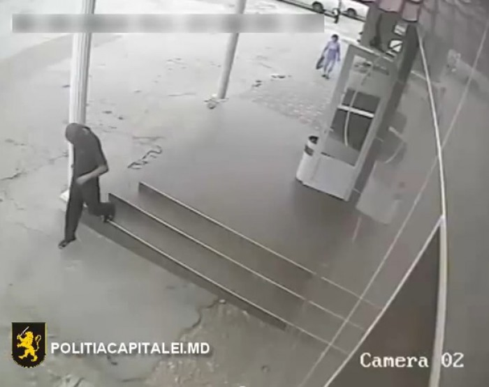 Oamenii legii caută un bărbat, suspectat de săvârşirea unui furt dintr-un microbuz de rută, parcat la staţia terminus.