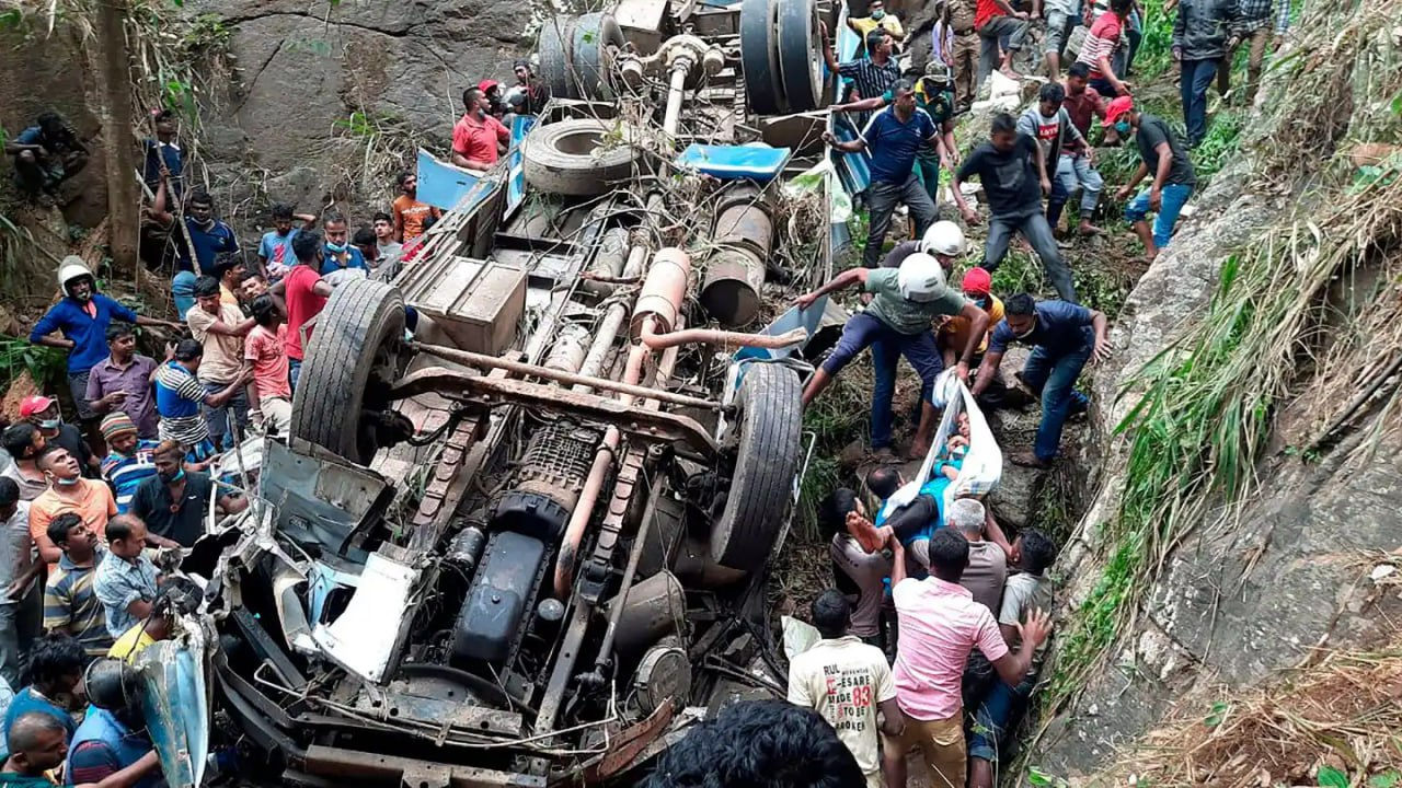 Un autobuz s-a prăbușit de pe o stâncă în Sri Lanka: 21 de persoane au murit.