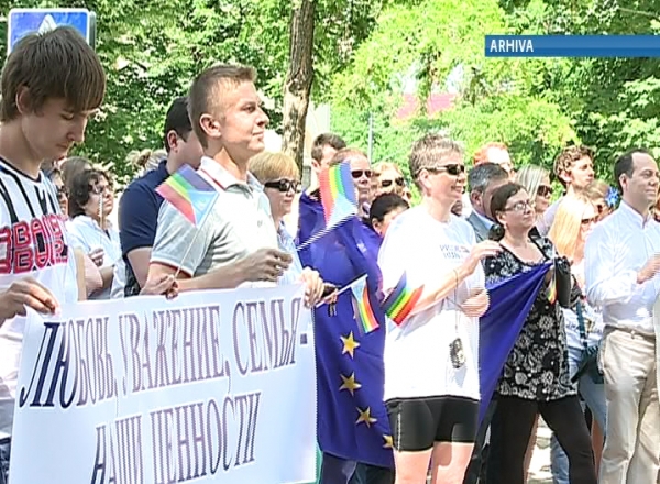 Spun ca nu le este frica, si, cu toate acestea, prefera sa se ascunda. Gay-ii si lesbienele din Moldova refuza sa divulge locul unde vor organiza in acest an parada traditionala.